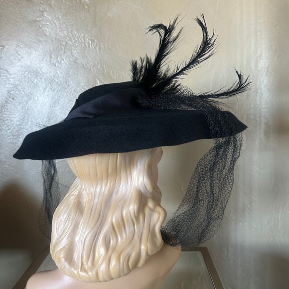 GLAMOROUS 1940s\' BLACK FELT WIDE BRIM HAT + TALL FEATHERS, LARGE PEARL $ VEILING main image 7
